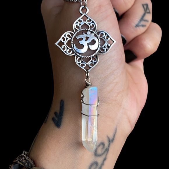Om sign Mandala flower charm & aura crystal - Picture 2 of 13